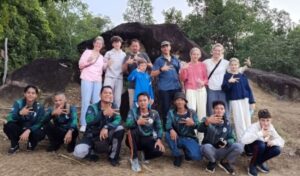 Pengunjung Batu Begalang (Foto: istimewa)